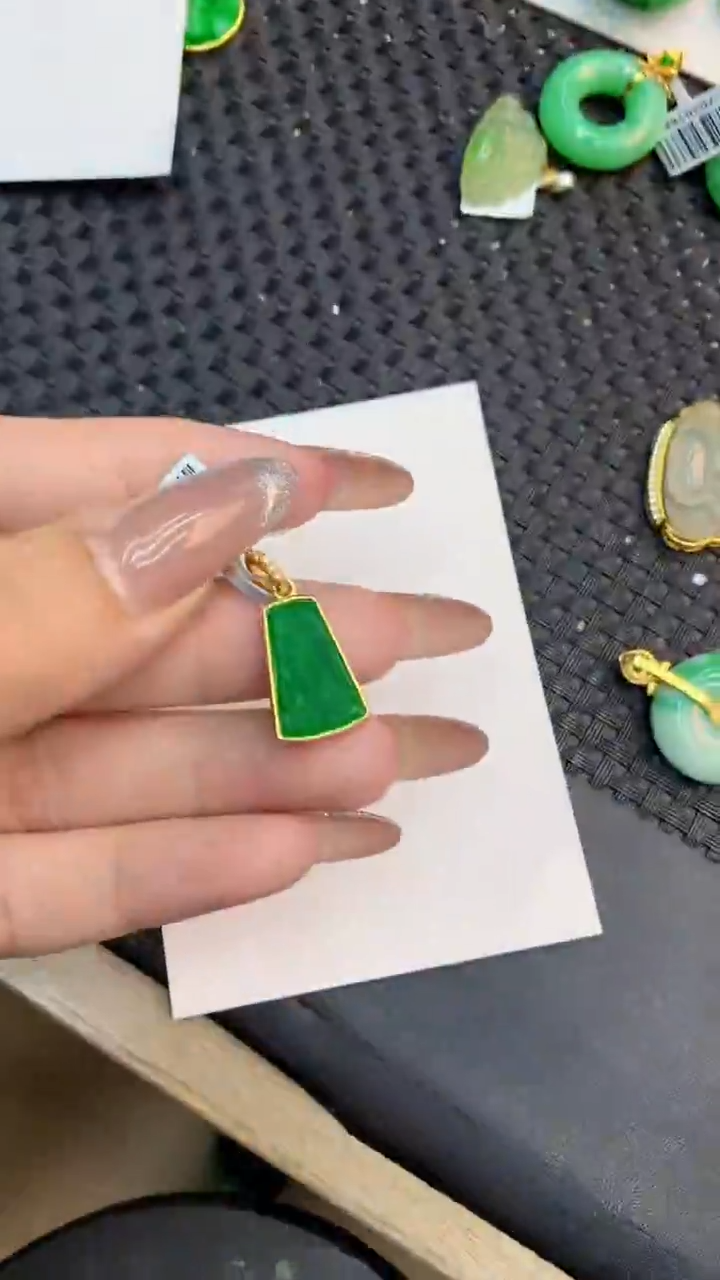 颈饰未镶嵌翡翠1