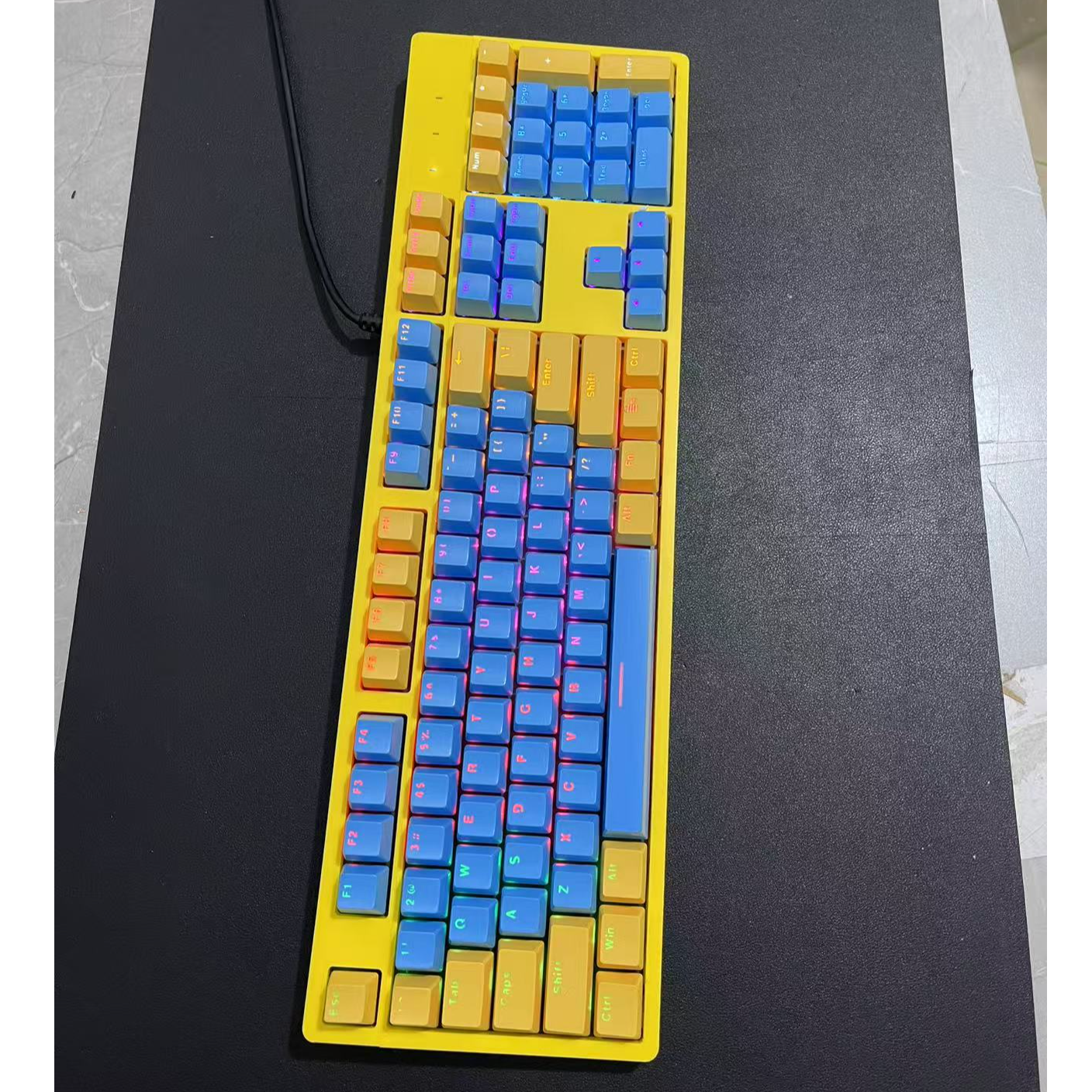 9新  二手  23年富勒至尊机械炫彩灯高颜值黄蓝键帽带盖机械键盘