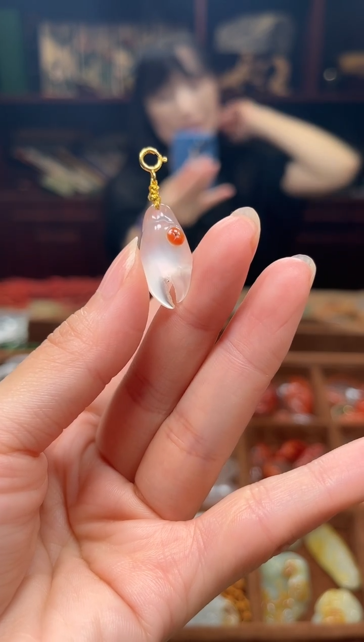 颈饰未镶嵌南红玛瑙蟹钳子