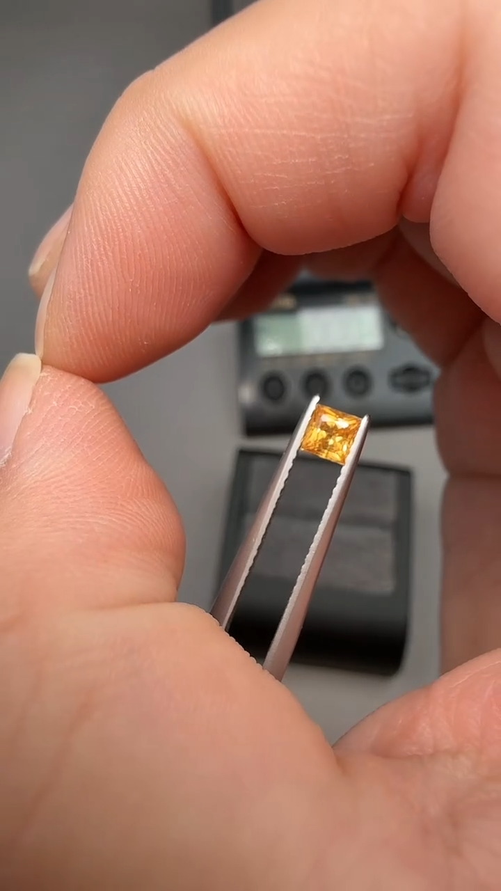 【闪购商品】彩色蓝宝石黄蓝宝未镶嵌0.4ct-A723-1p