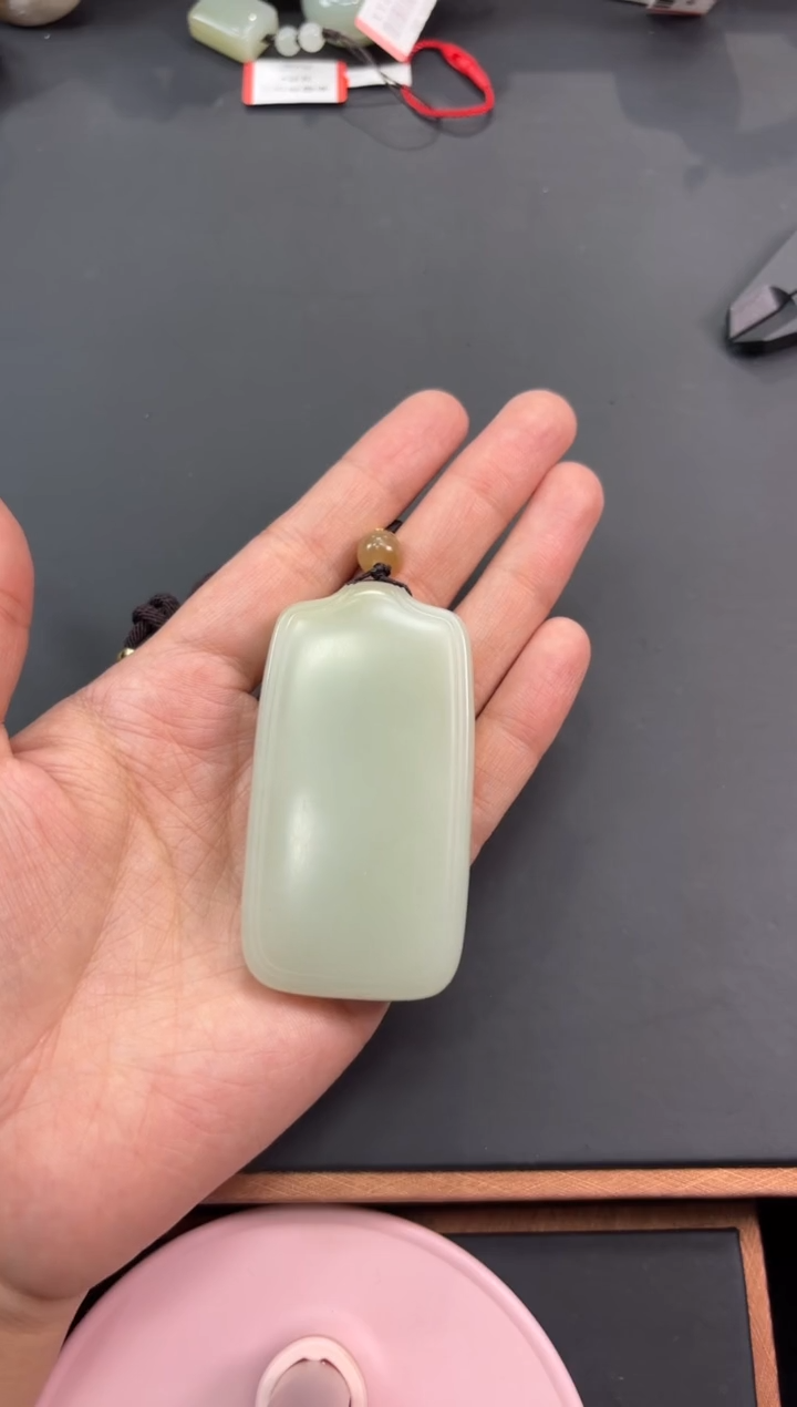 【闪购商品】和田玉吊坠(赠链)未镶嵌且末微色差迪克兰吊坠