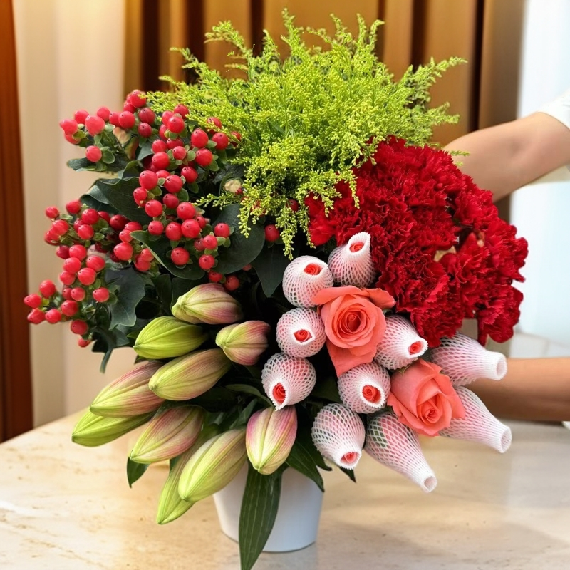 【源头优选】粉玫瑰10枝+百合10朵+康乃馨10枝+红豆+配草云南鲜花