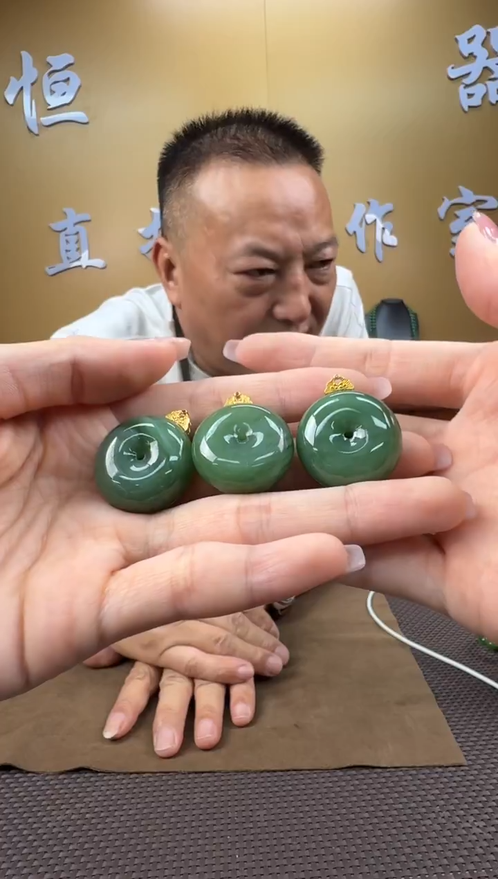 颈饰18K金镶嵌和田玉挂件平安扣（多样性发一）830