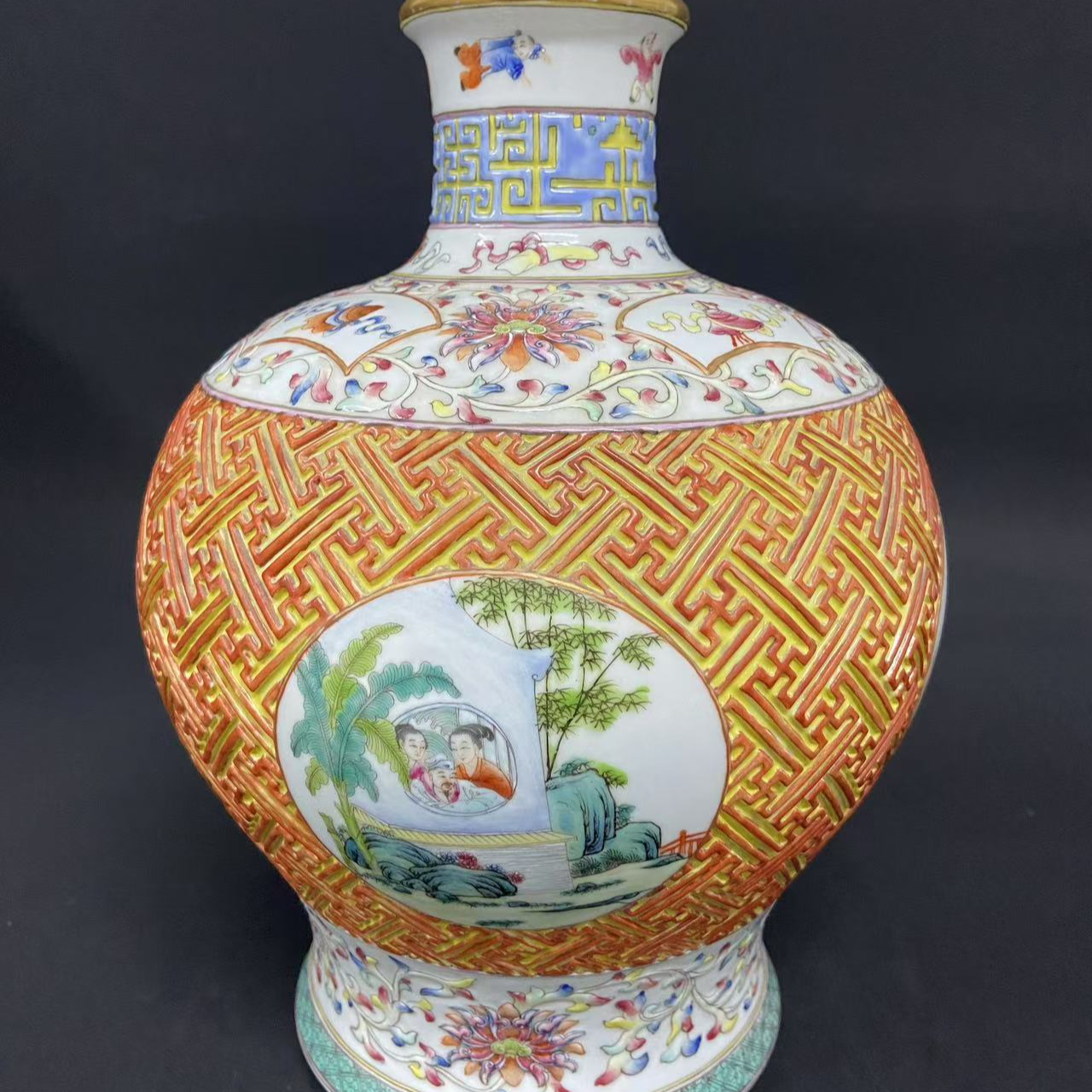 清道光浮雕粉彩开窗人物尊