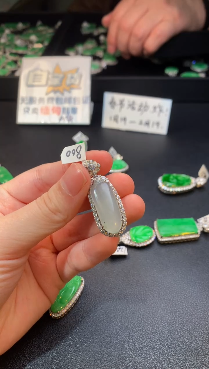 【闪购商品】翡翠颈饰银S925镶嵌翡翠