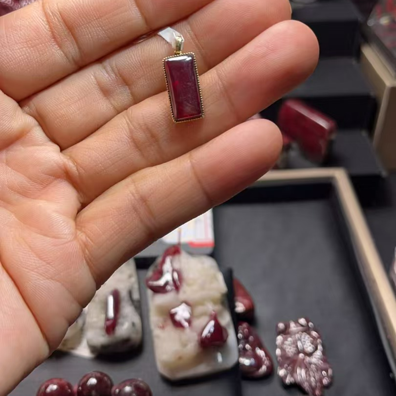 天然辰砂天然朱砂单晶体镶嵌18k吊坠