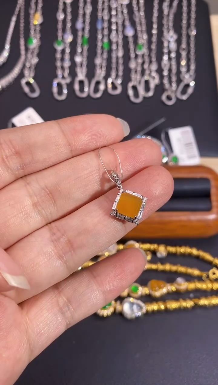 翡翠18K金镶嵌颈饰吊坠