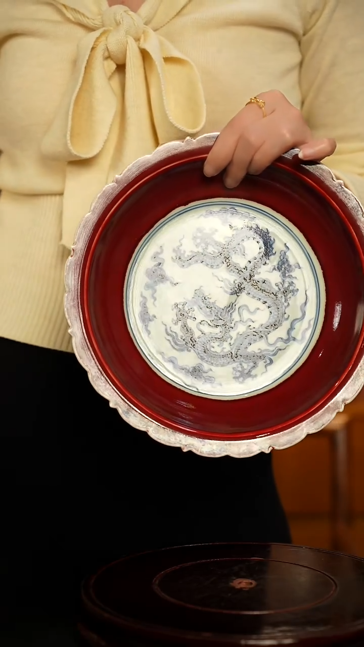 仿元瓷静***明霁红釉穿云龙纹花口赏盘一只