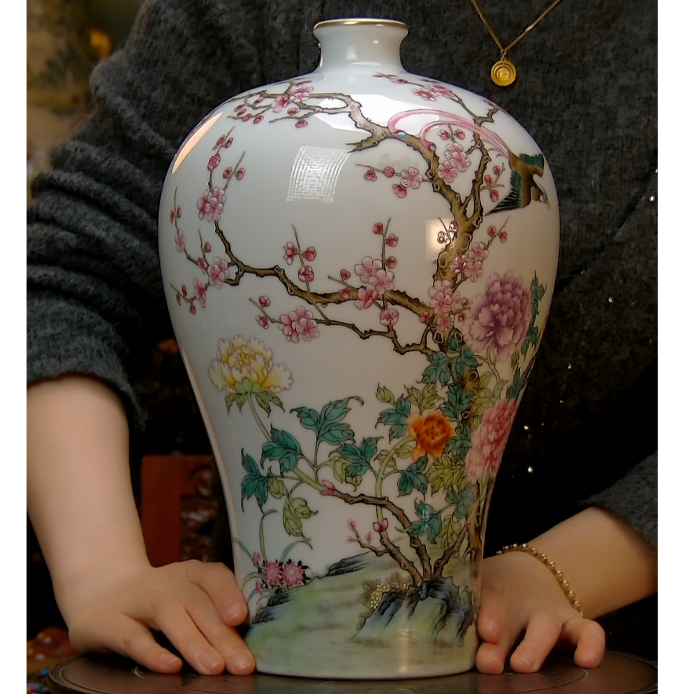 清  粉彩描金锦鸡牡丹纹梅瓶