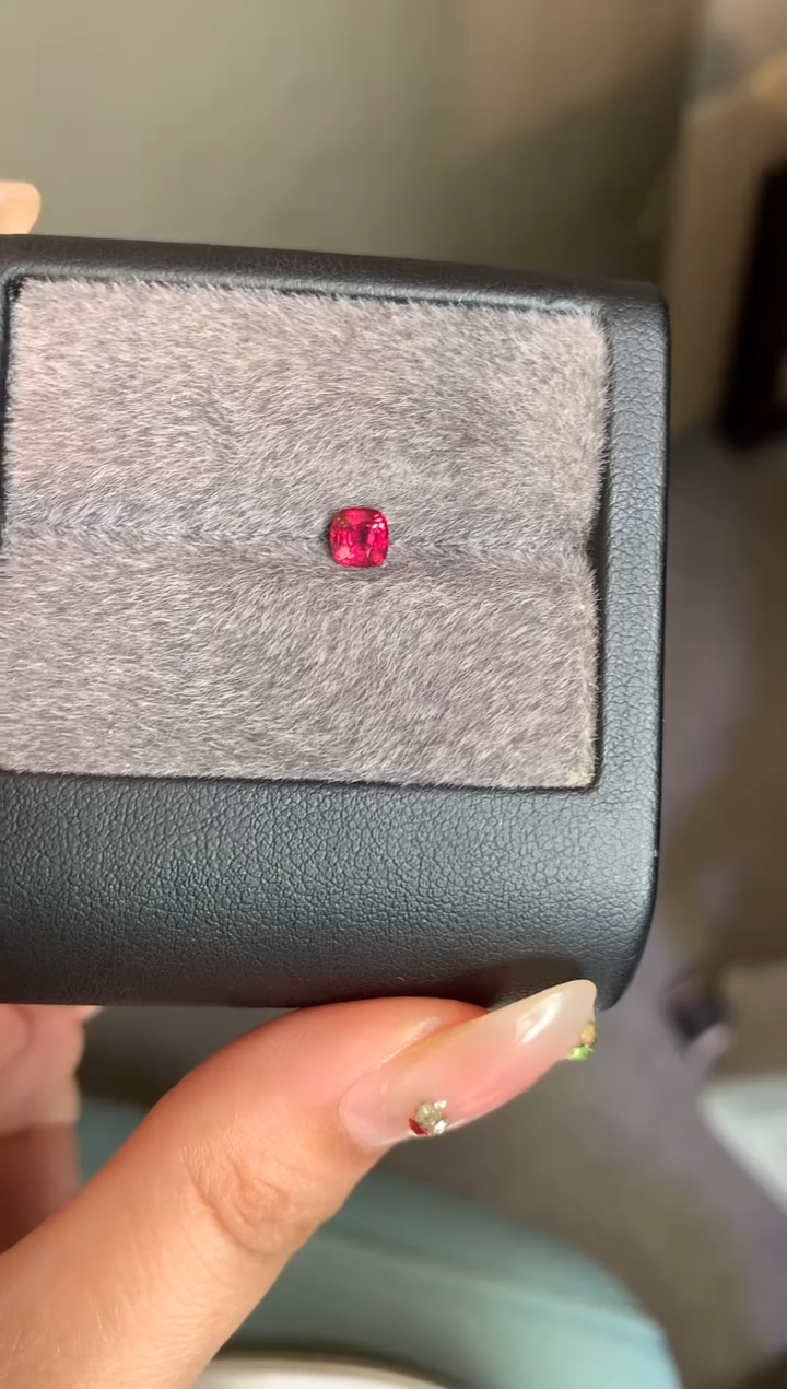 未镶嵌裸石定制尖晶石枕型 红霓虹色调 0.45ct