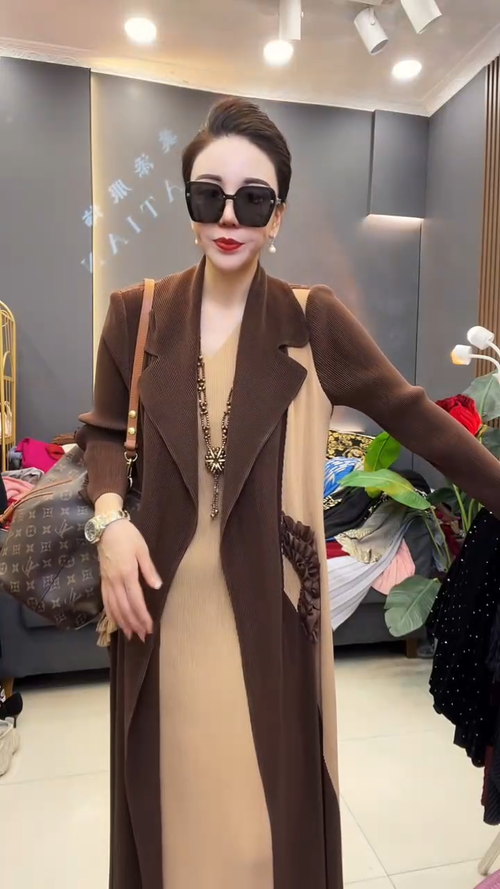 聚酯纤维（涤纶）咖色 2侧盘花裙