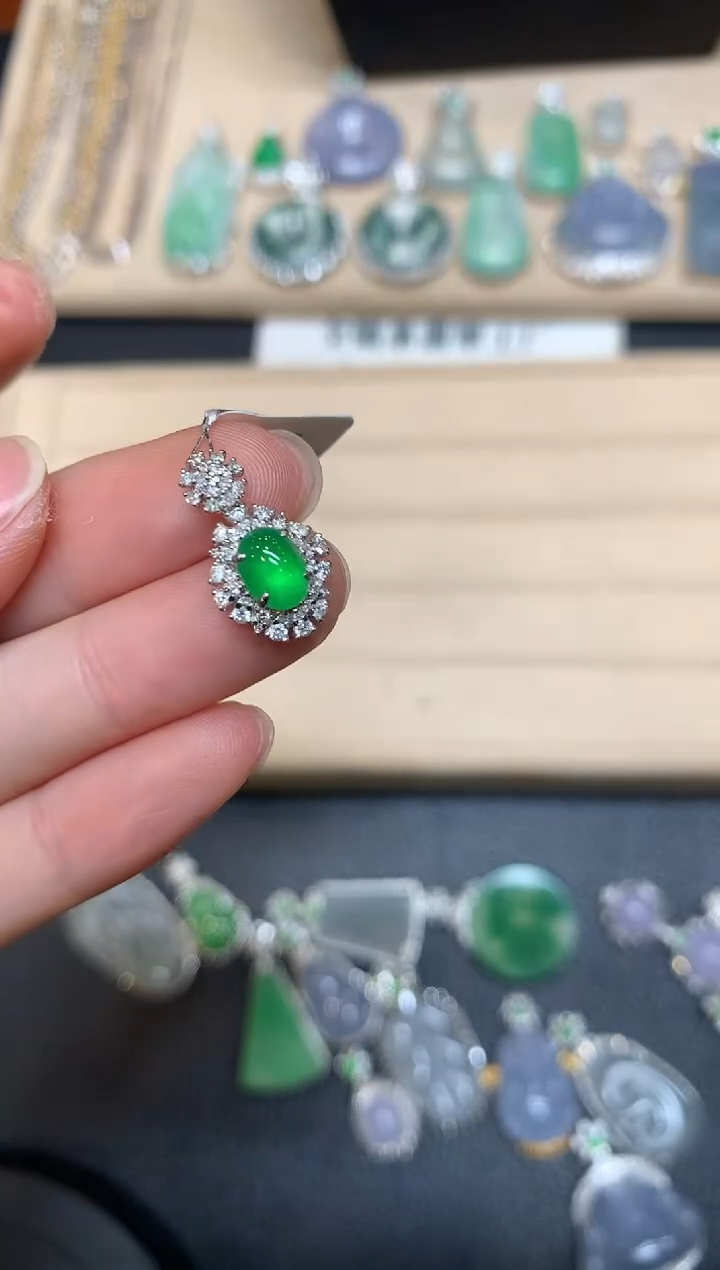 【闪购商品】翡翠颈饰18K金镶嵌蛋面【无服务费】