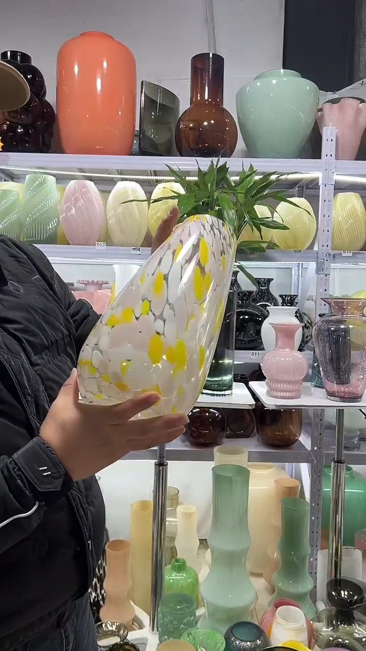 黄白彩点花瓶....