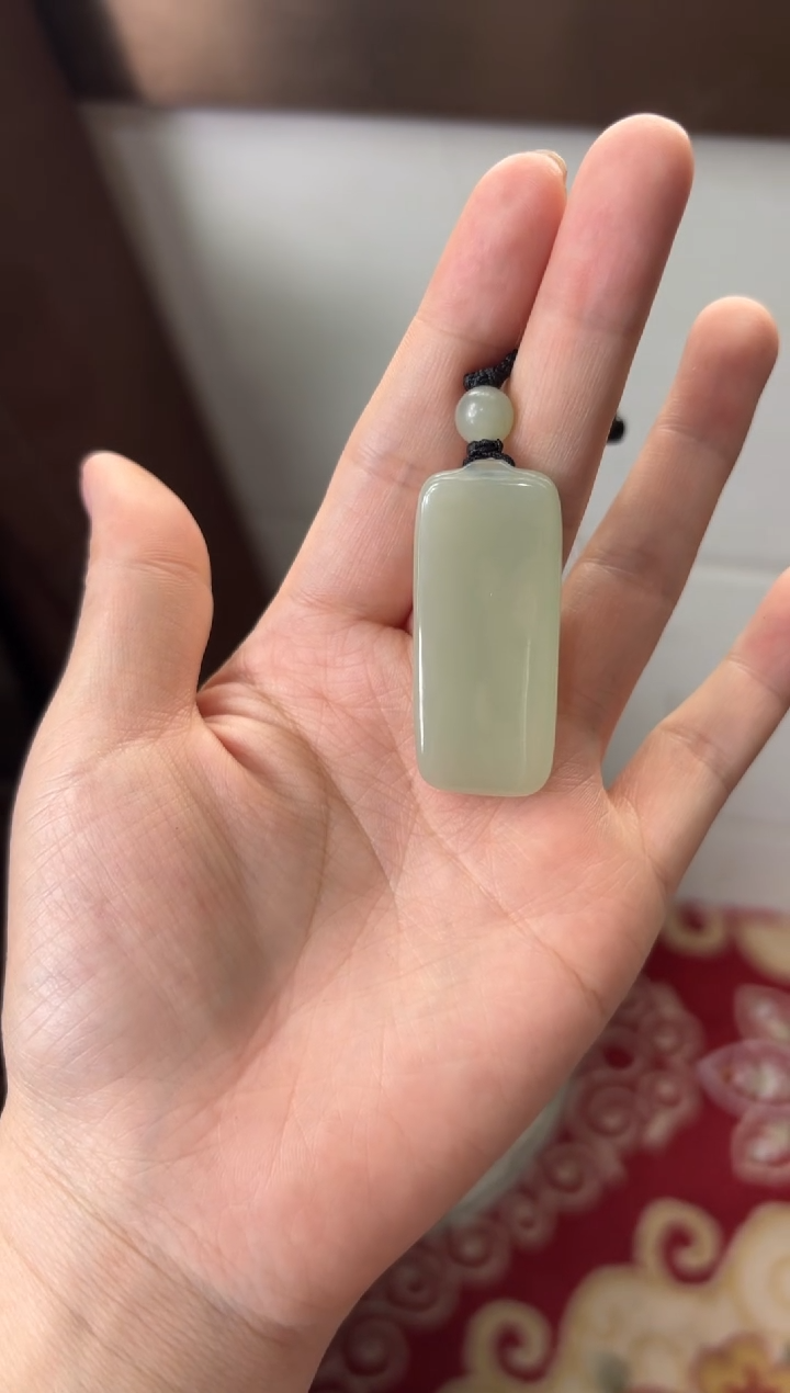 【闪购商品】和田玉吊坠(赠链)未镶嵌且末微色差近矿吊坠