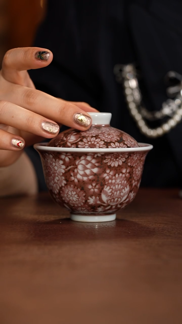 釉里红万花纹盖碗