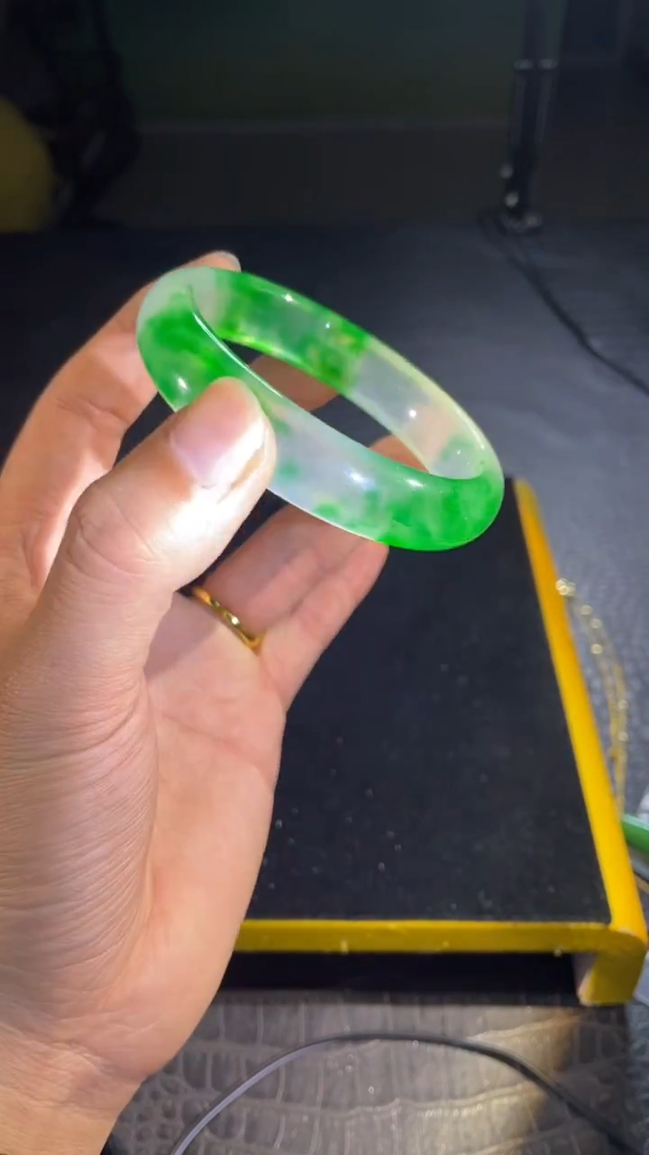 无非金属高端绿飘花手镯