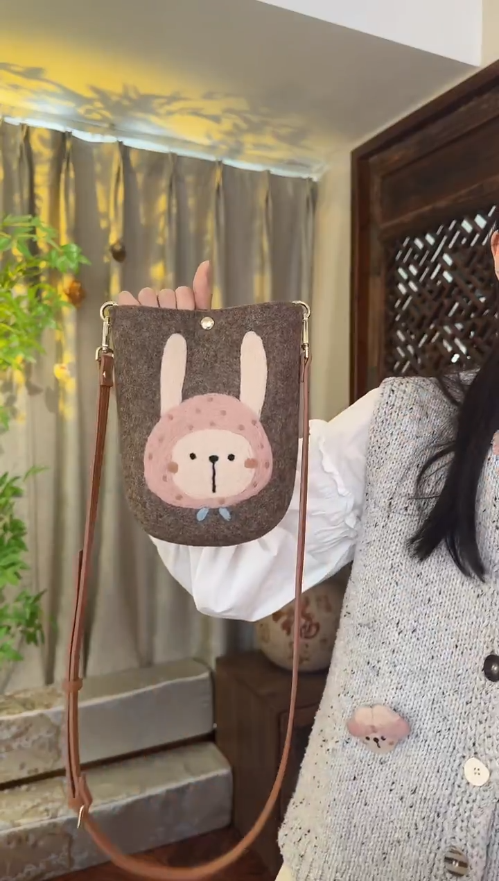 羊毛非遗纯手工包  手机包兔子