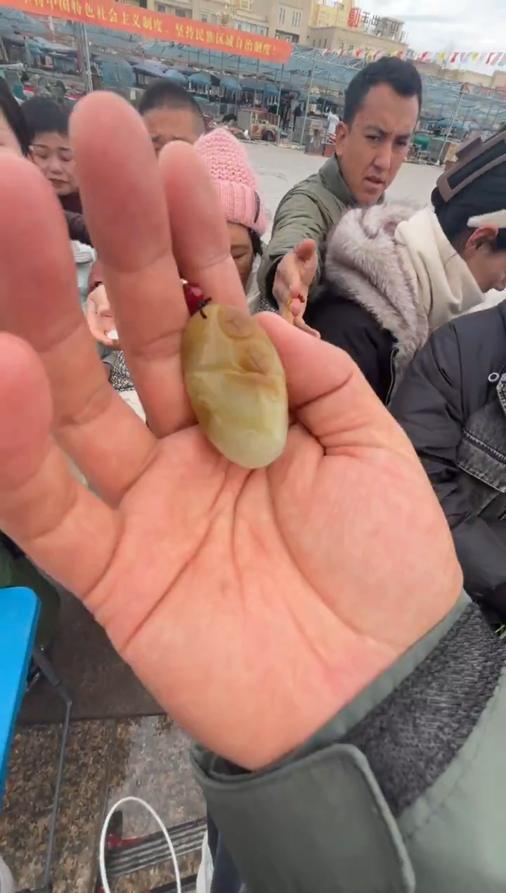 未镶嵌和田玉（糖玉）挂件和田玉