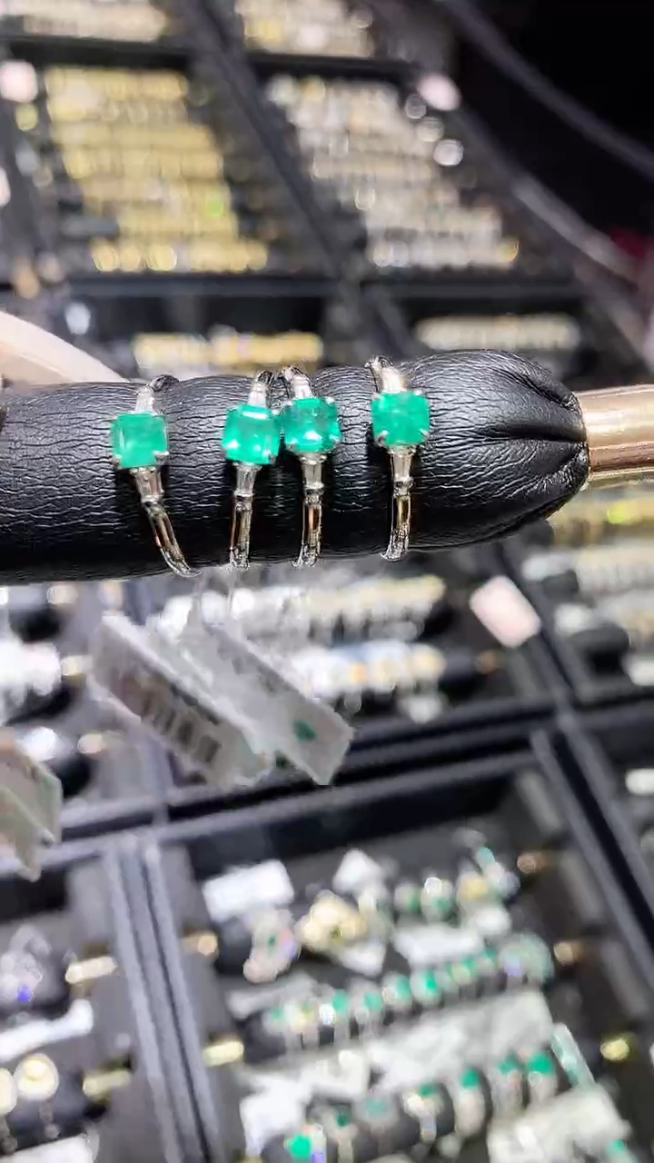 【闪购商品】祖母绿戒指18K金镶嵌戒指多样性发一