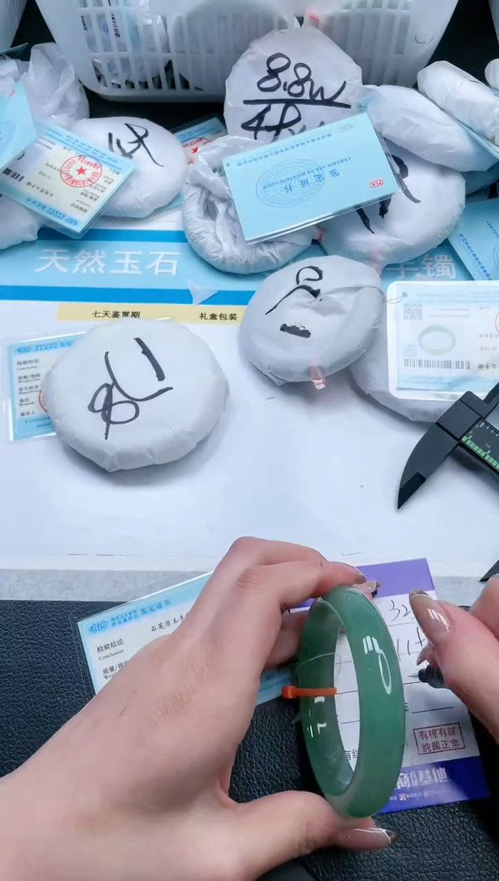 【闪购商品】石英质玉手镯未镶嵌18V321-54