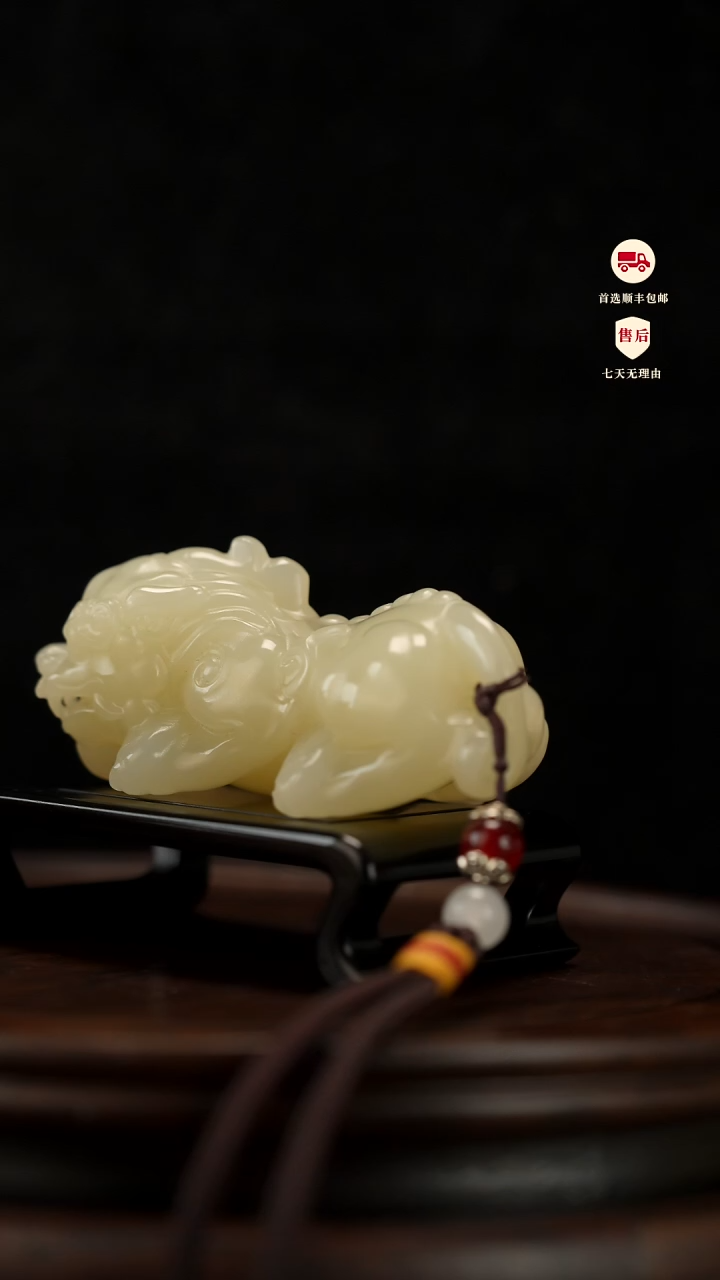 云南石竹叶青雕刻：吞金貔貅