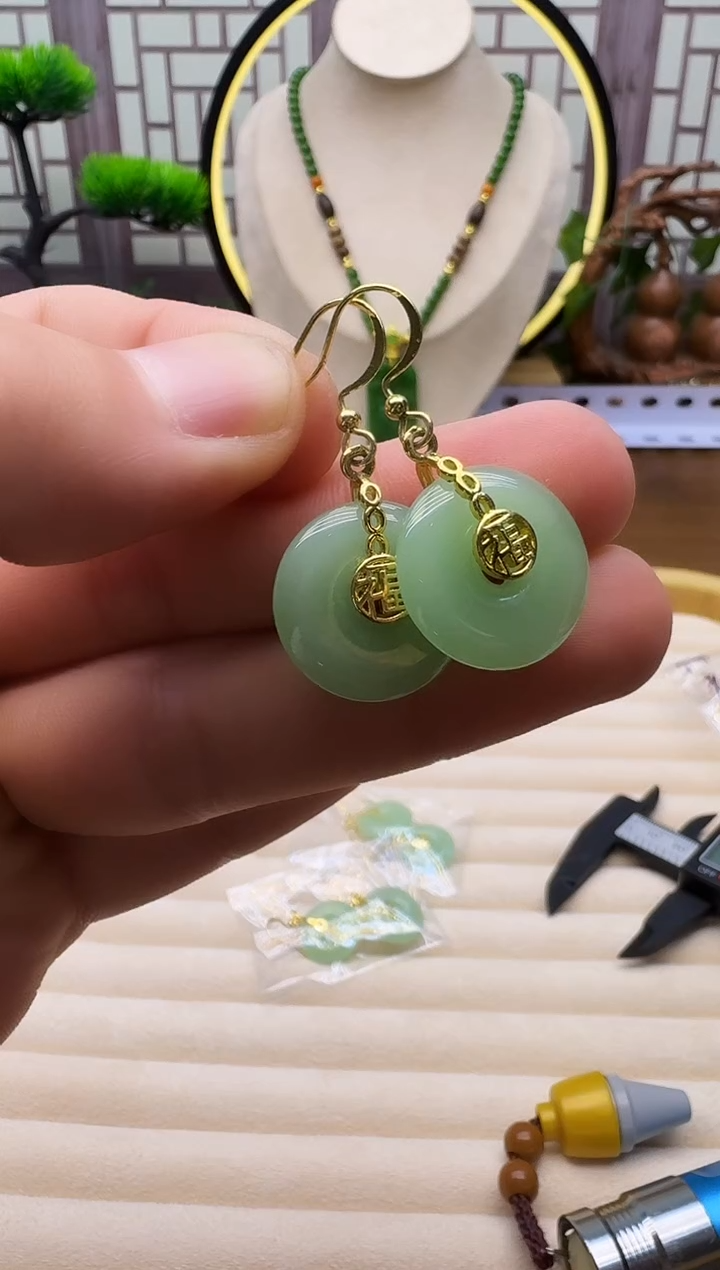 14K金镶嵌和田玉耳饰E157   