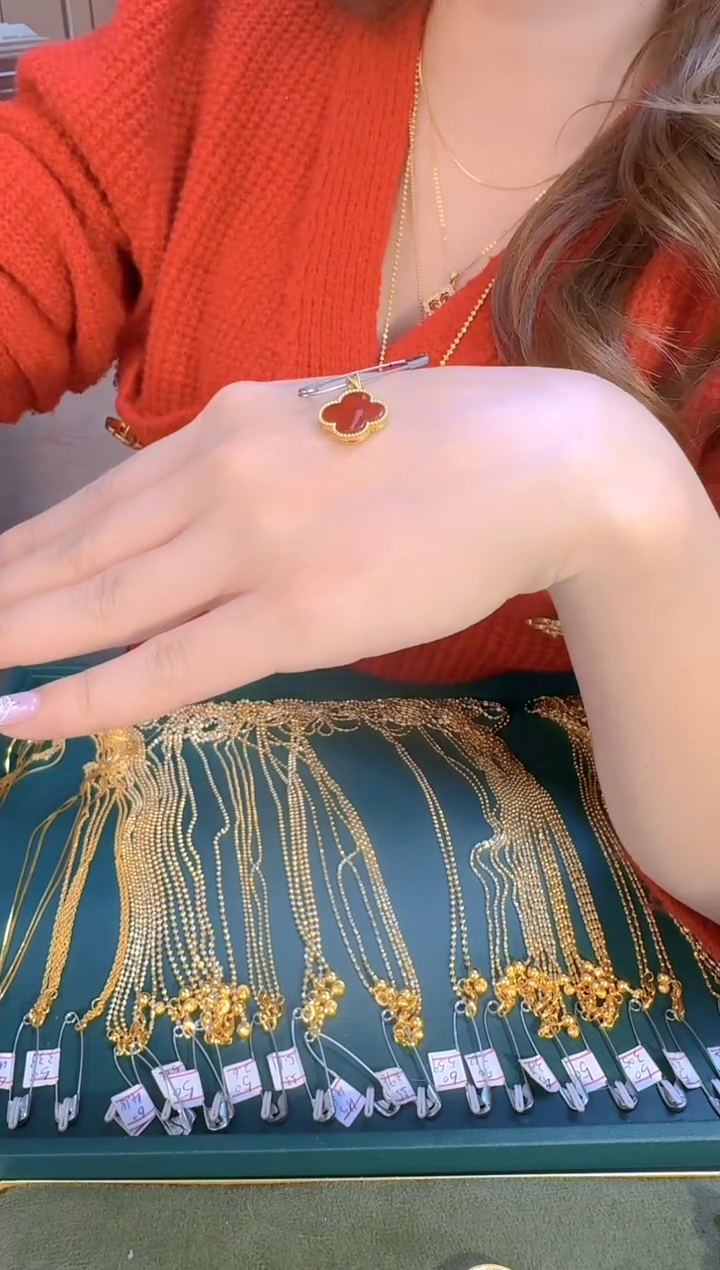 红色四叶草吊坠0.85 （附带礼盒包装）