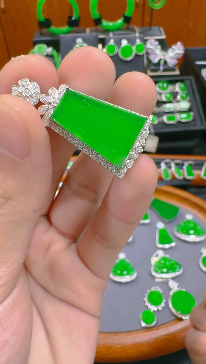 【闪购商品】翡翠吊坠(赠链)18K金镶嵌天然A货翡翠