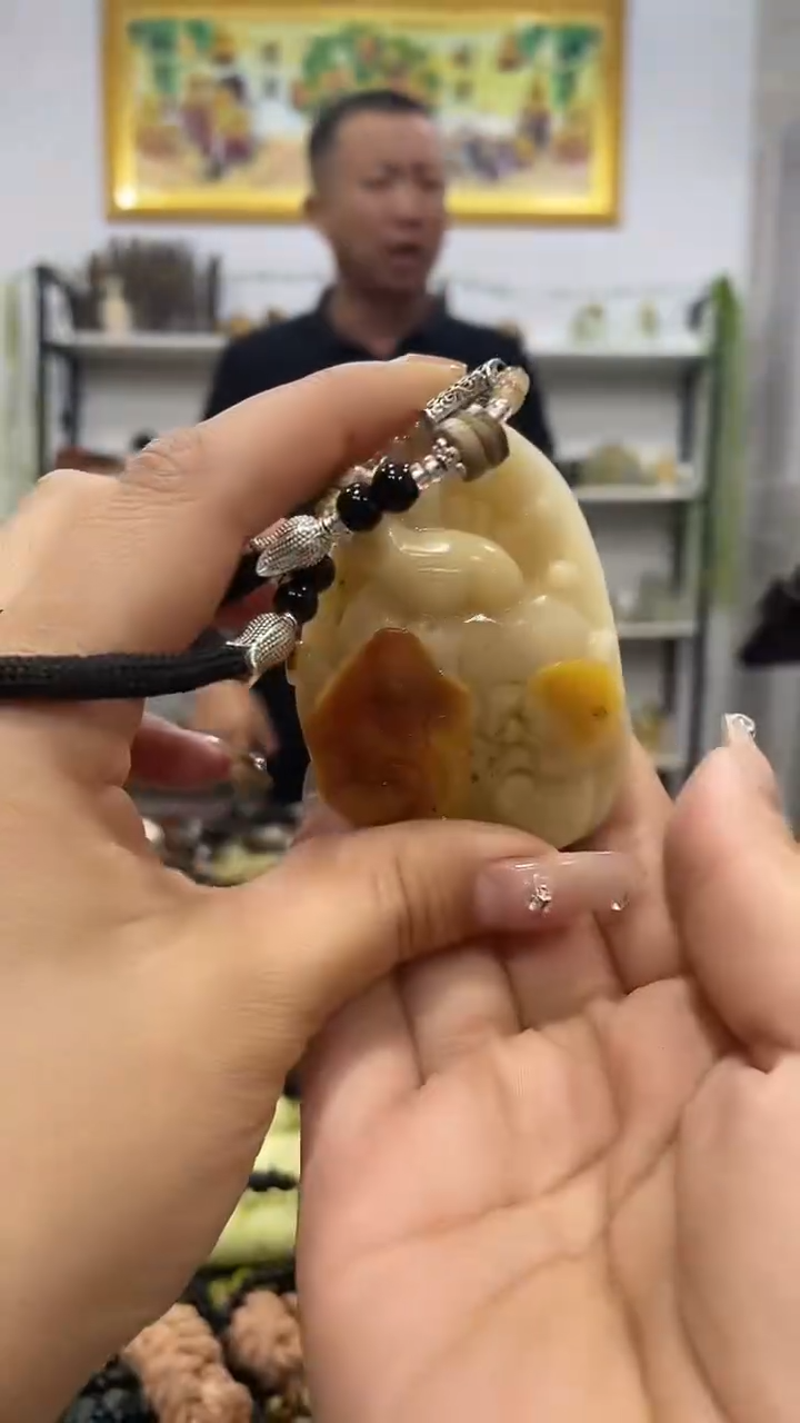 未镶嵌蛇纹石玉颈饰 