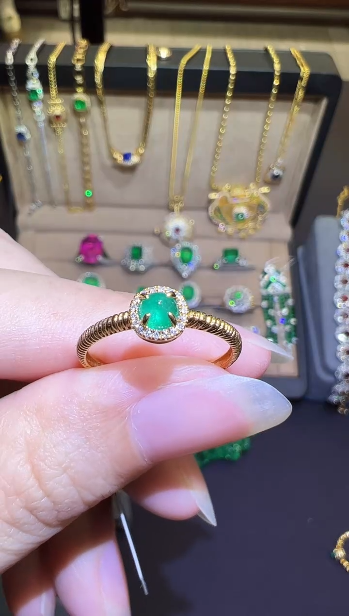 18K金镶嵌戒指祖母绿0.3ct