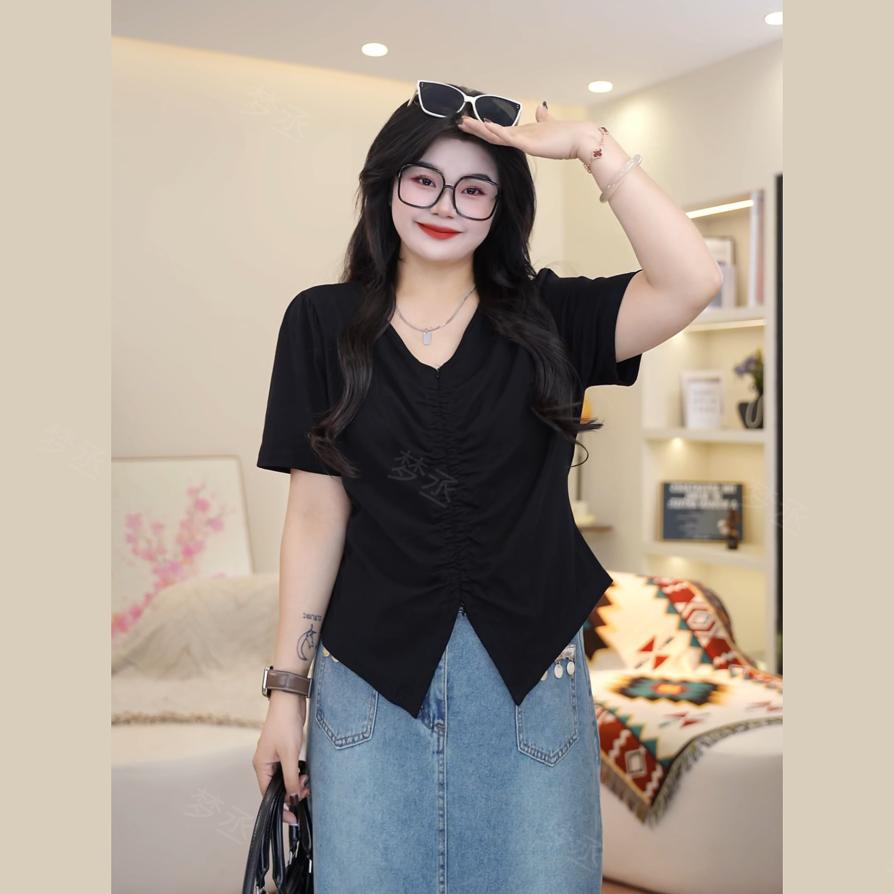 梦丞【极简美学】大码女装夏季V领不规则设计感气质纯色通勤短袖T恤