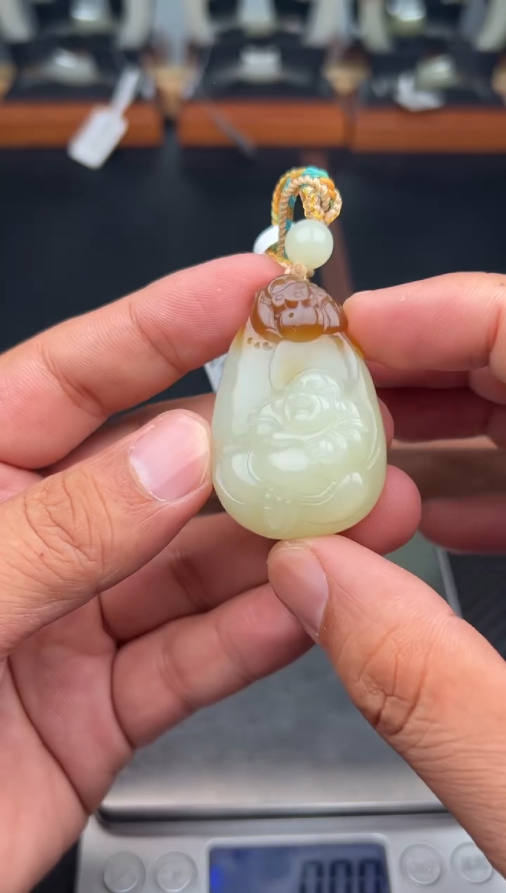 吊坠(赠链)未镶嵌和田玉若羌微色差