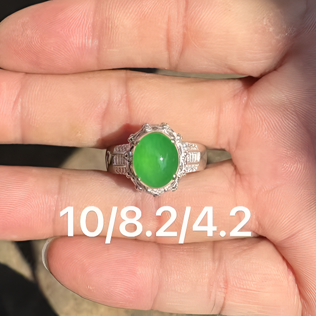 0124(小哪吒在源头)冰种翡翠木那阳绿戒面干净肉细饱满荧光足M400