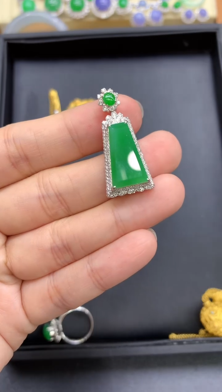 颈饰18K金镶嵌翡翠744-中国好珍宝