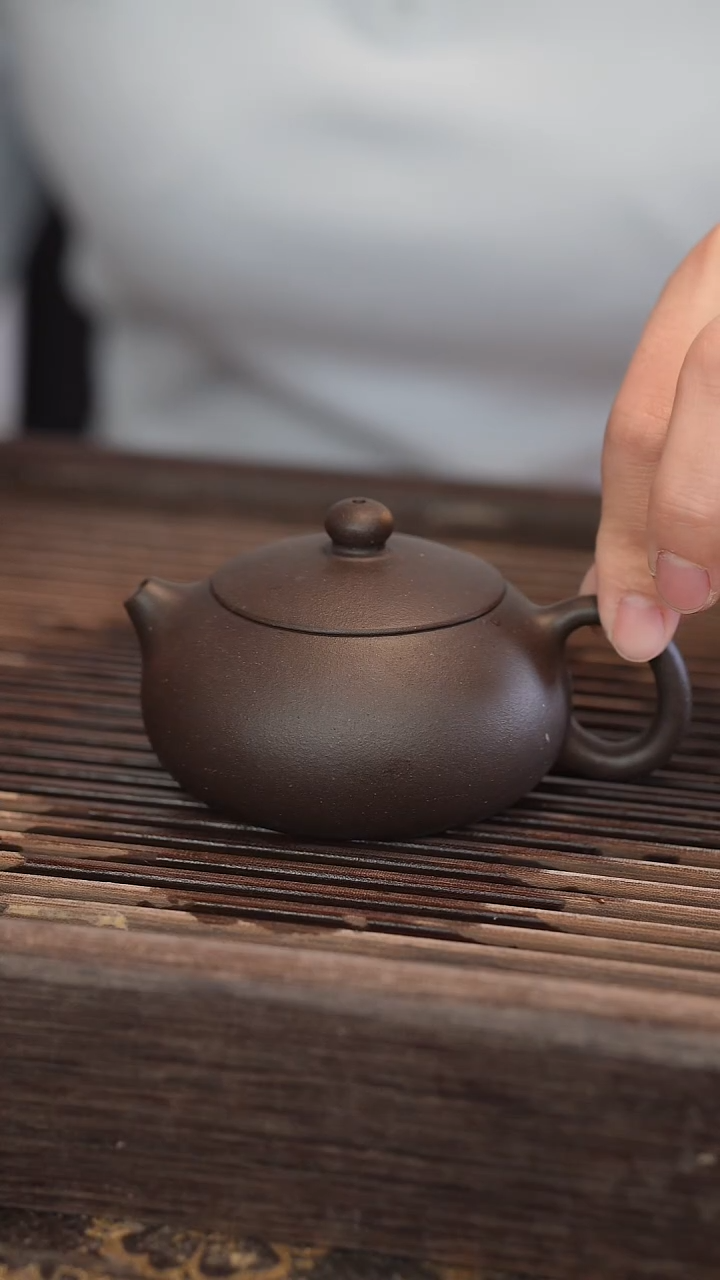 茶壶紫砂扁西施 黑金砂 半手工 140cc【宽口】