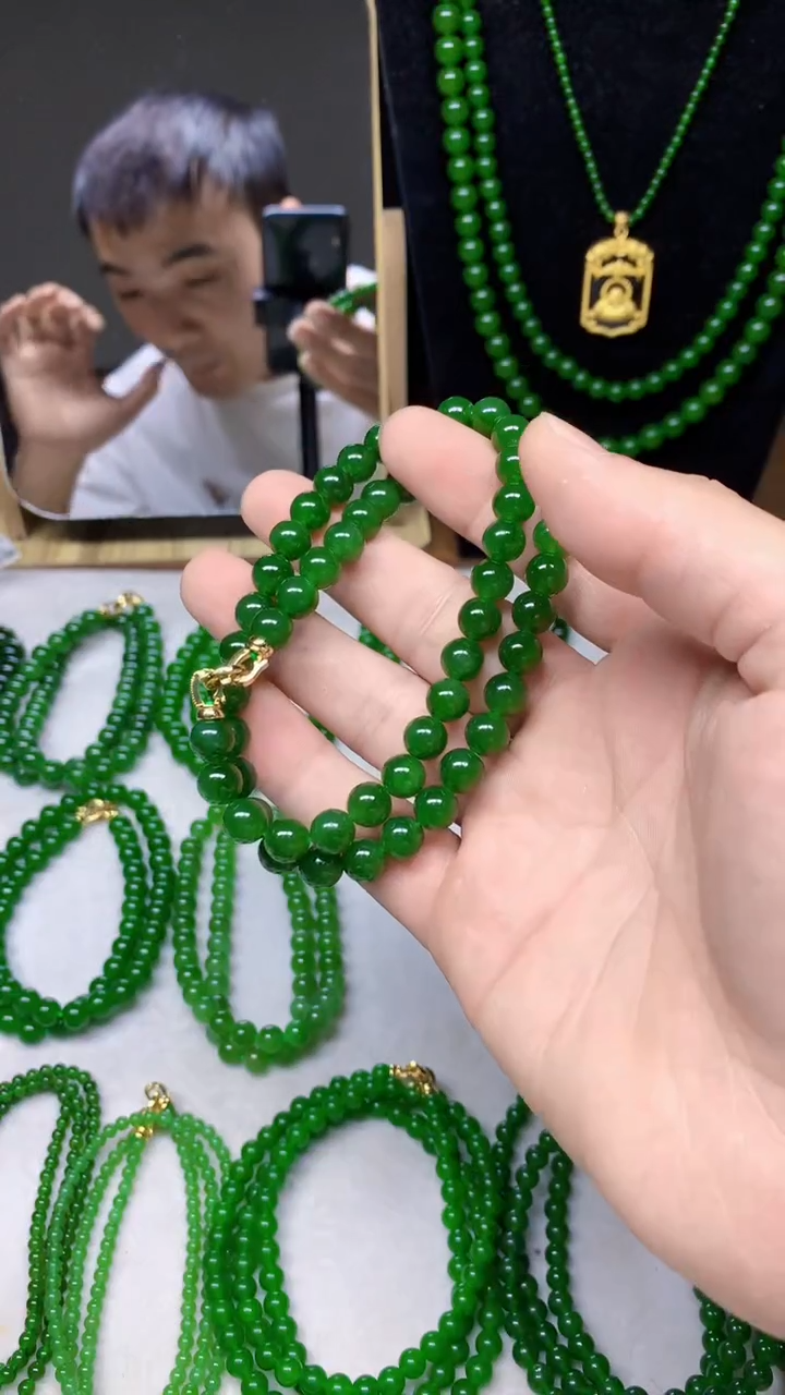 和田玉（碧玉）未镶嵌项链卡8的辣绿色