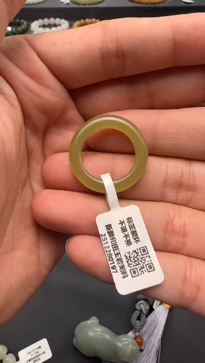 未镶嵌戒指和田玉戒圈