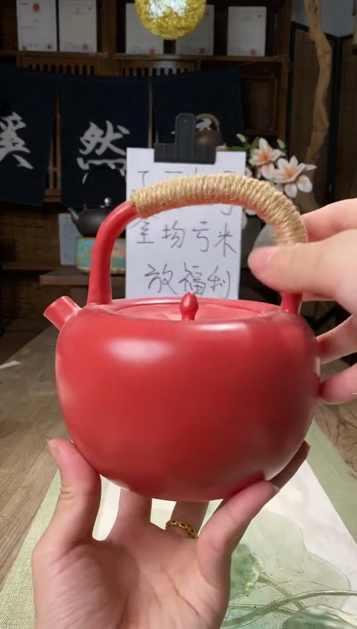 034提梁苹果壶红色