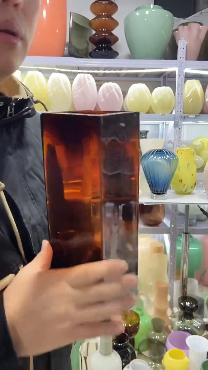 1230琥珀色方钢花瓶.微瑕介意勿拍