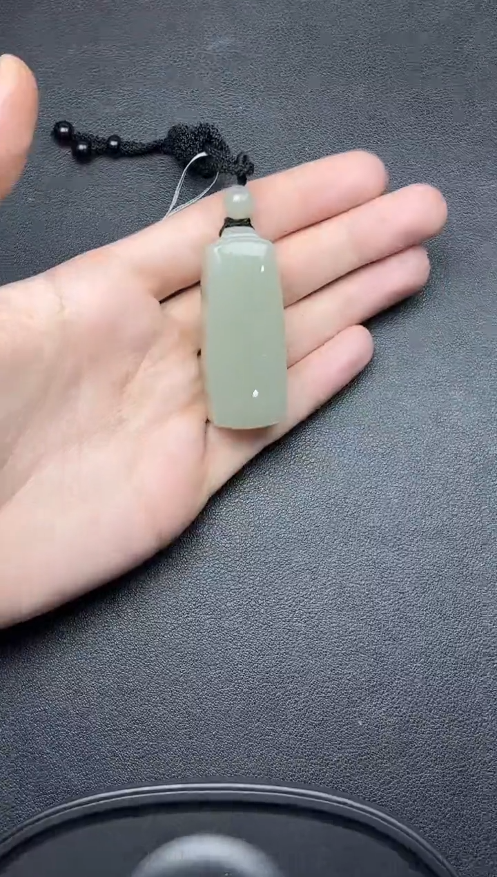 吊坠(赠链)未镶嵌和田玉且末微色差近矿吊坠