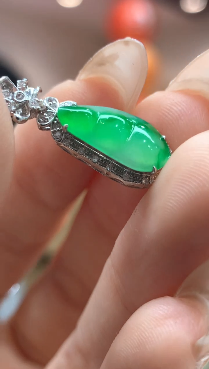 【闪购商品】翡翠吊坠(不含链)18K金镶嵌豆子