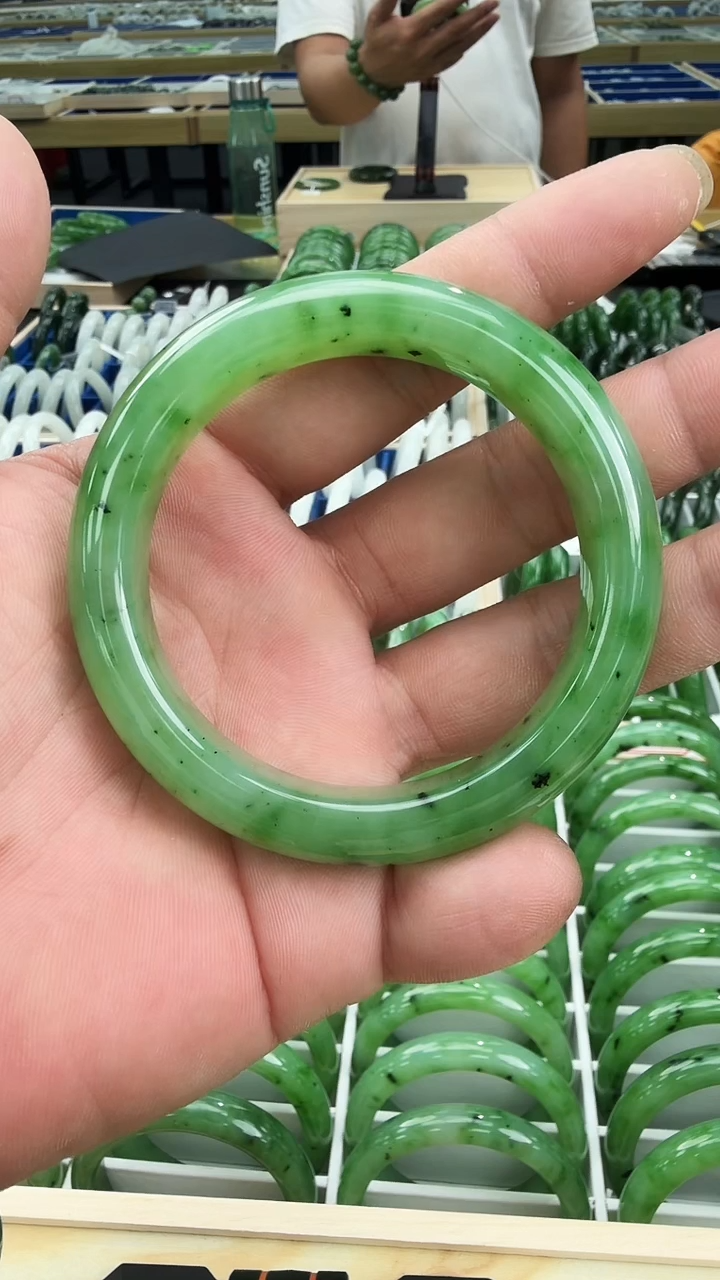 未镶嵌手镯和田玉纱***啦俄罗斯7号矿 乌兰海苹果绿手镯圈口57+