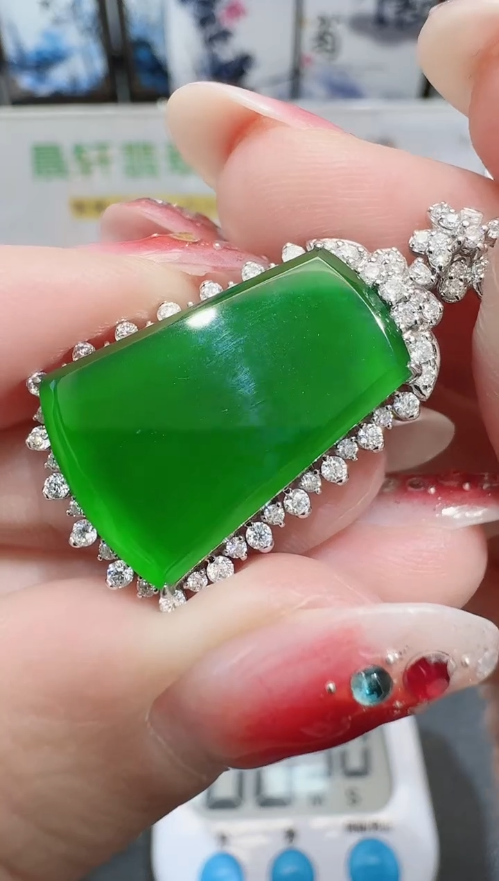 颈饰18K金镶嵌翡翠木***孩寄售回流，24小时鉴赏期