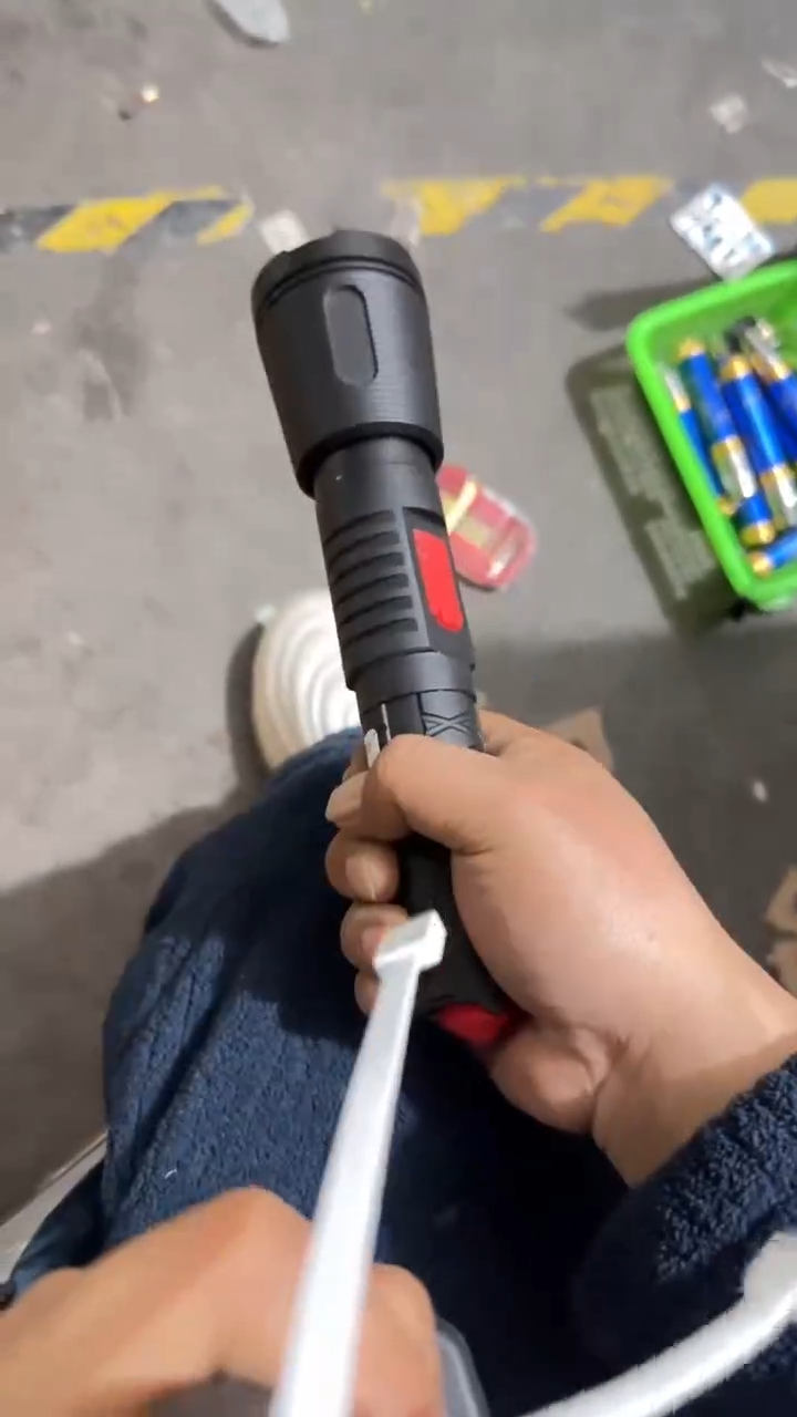 A923变焦白激光远射手电带电池微瑕