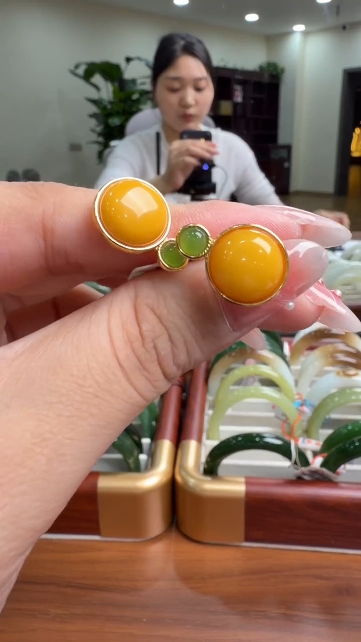 琥珀颈饰未镶嵌耳饰一对