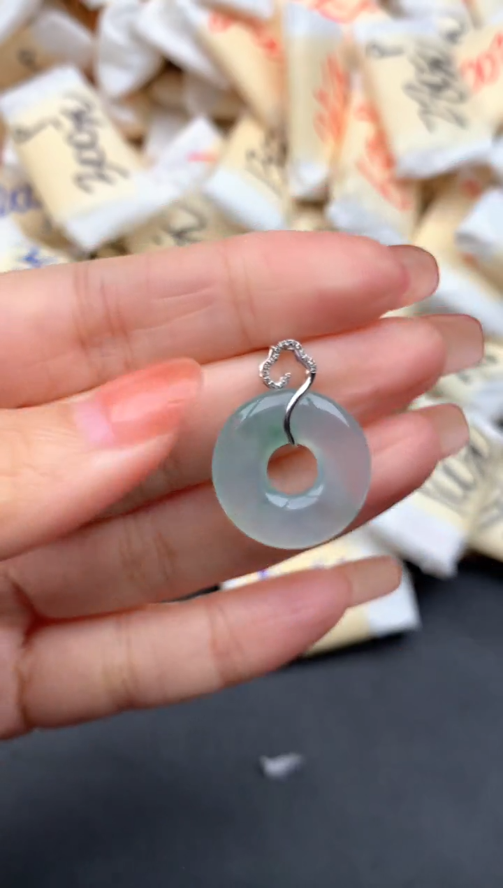 18K金镶嵌挂件翡翠一