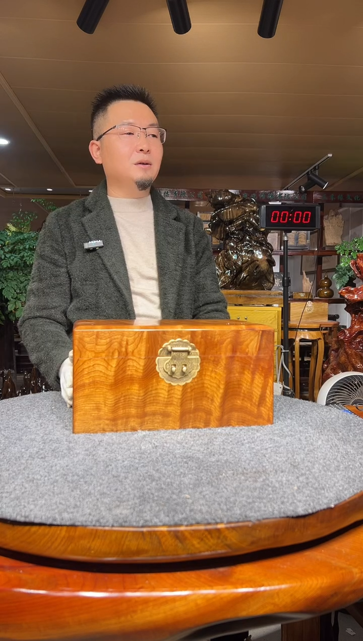 金丝楠A****g五彩乌木盒子
