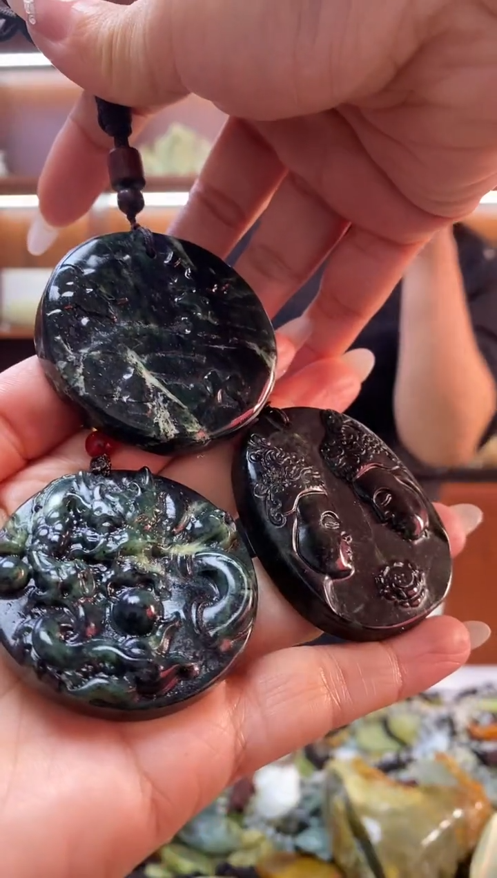 未镶嵌蛇纹石玉挂件 