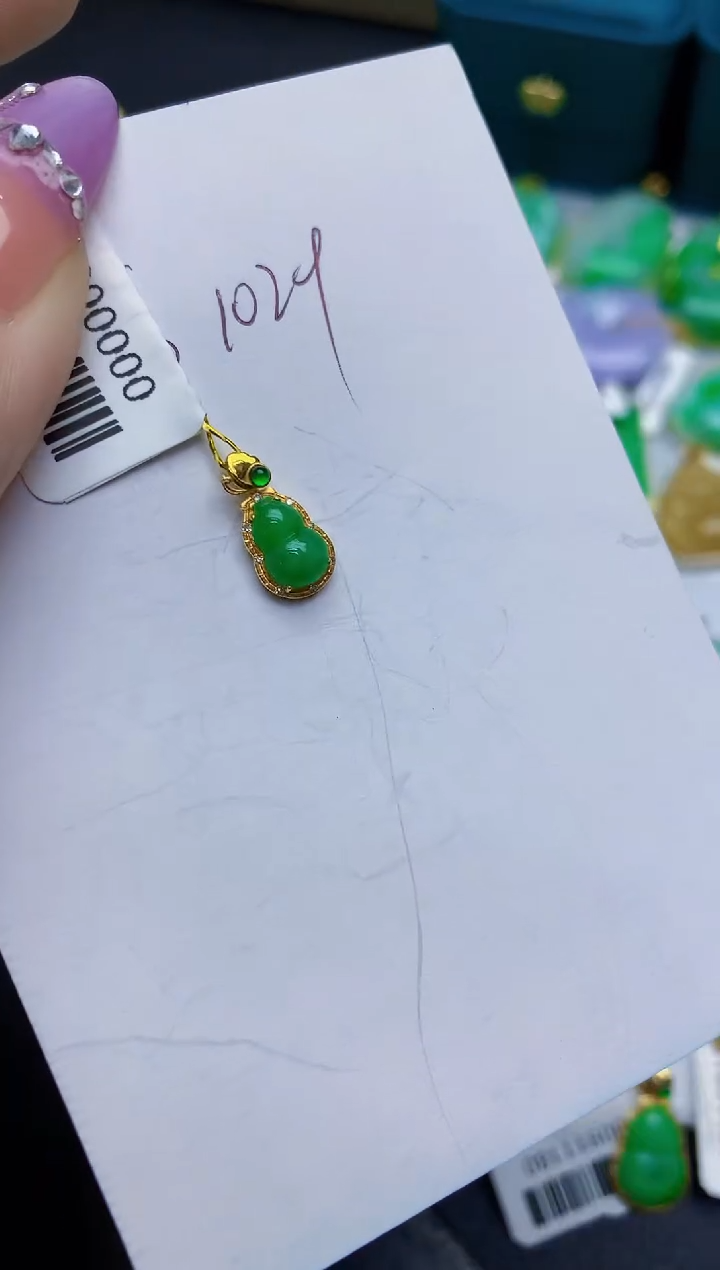 翡翠18K金镶嵌颈饰缅甸天然翡翠A货