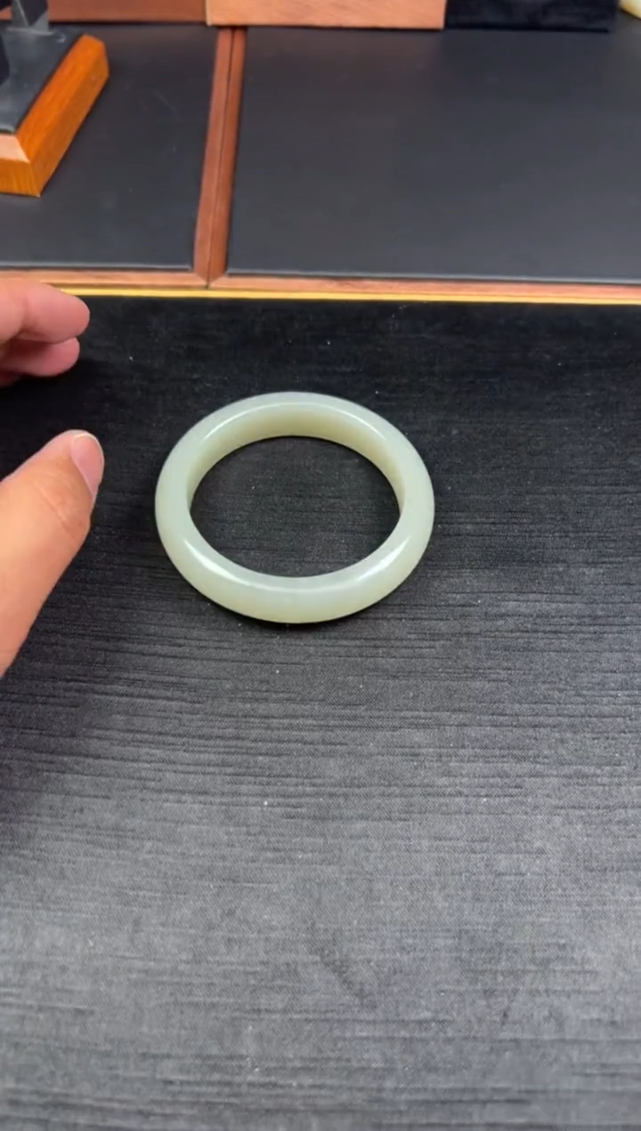 【闪购商品】和田玉手镯未镶嵌且末微色差55+